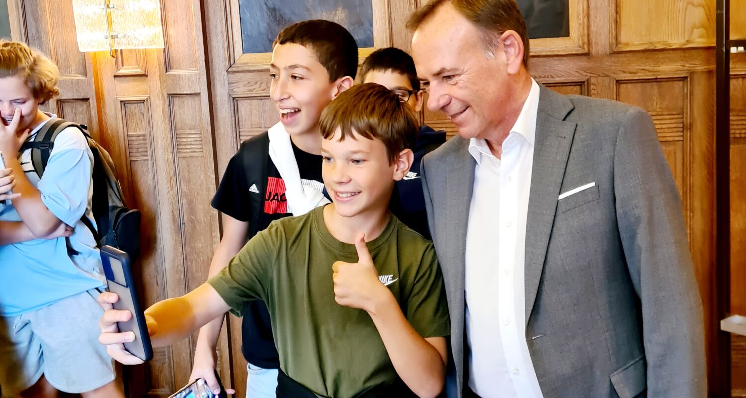 So geht Demokratie & aktive Teilhabe: NMS-Schüler*innen gehen zum Bezirksvorsteher Bischof in Wien Liesing.